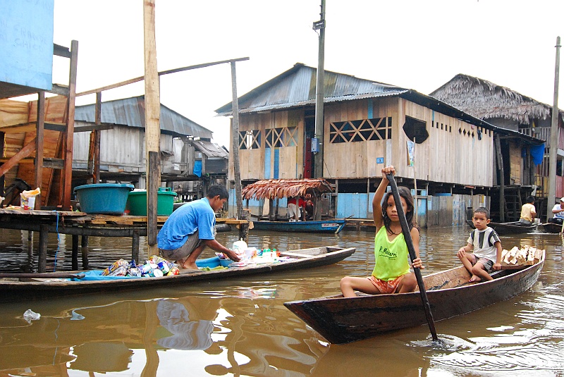 Laura i Astronom_super-149.JPG - Na czółnach transportuje się wszystko. Prawo pracy na razie nie do końca tu chyba jest respektowane, bo dzieciaki się nie obijają. (Zdjęcie: Laura i Astronom)